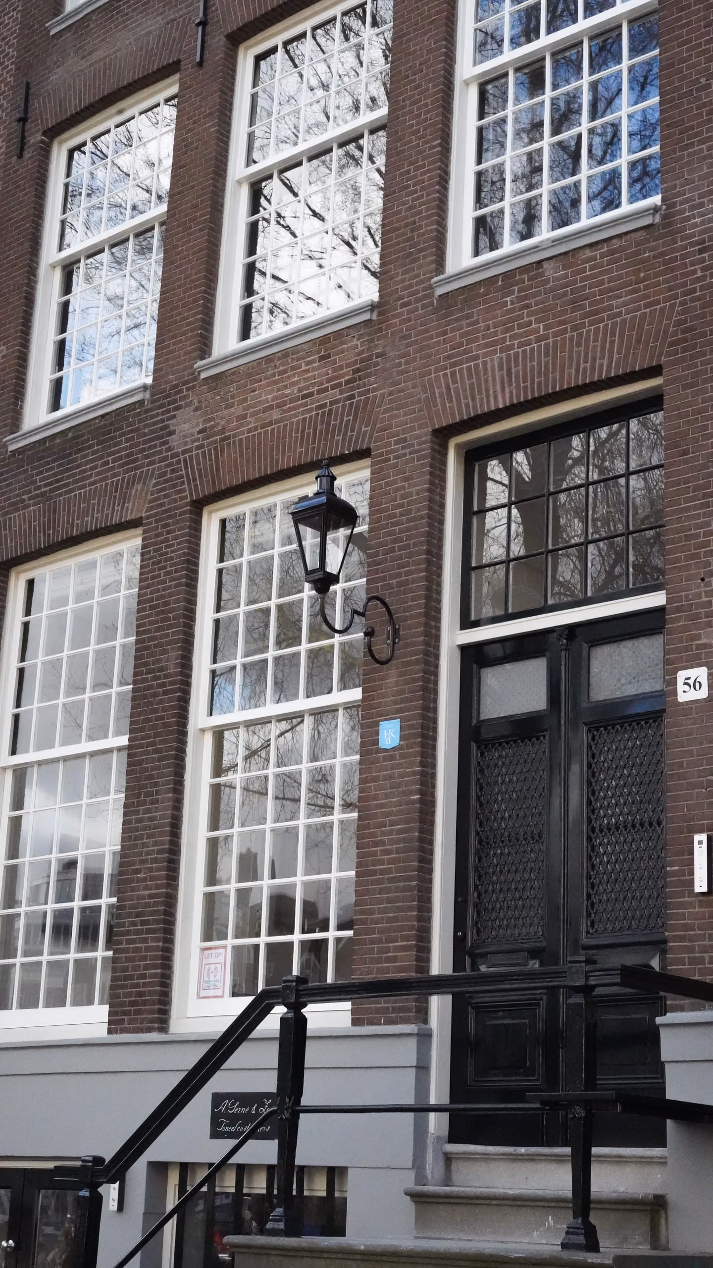 Entree van het grachtenpand met smeedijzeren lantaarn