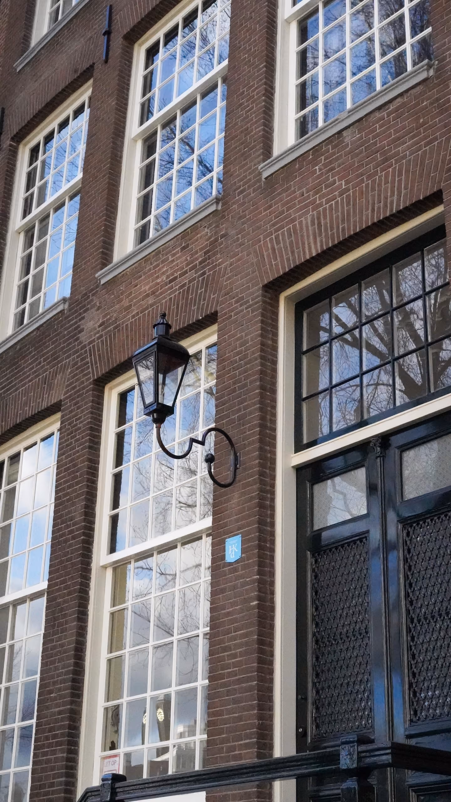 Venster met sierlijke gevellantaarn na schilderwerk