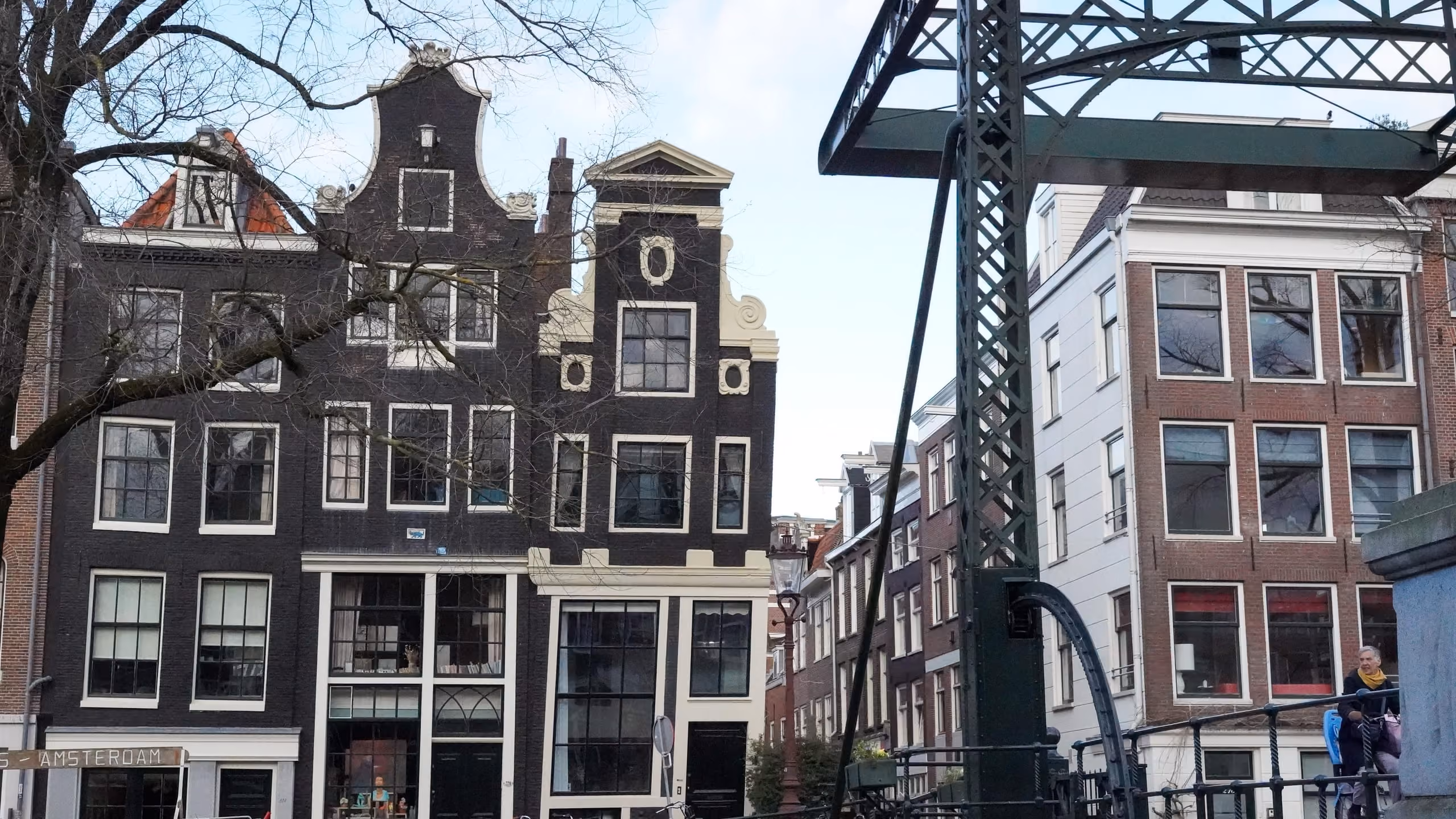 Grachtenpand aan een Amsterdamse gracht, met ophaalbrug op de voorgrond