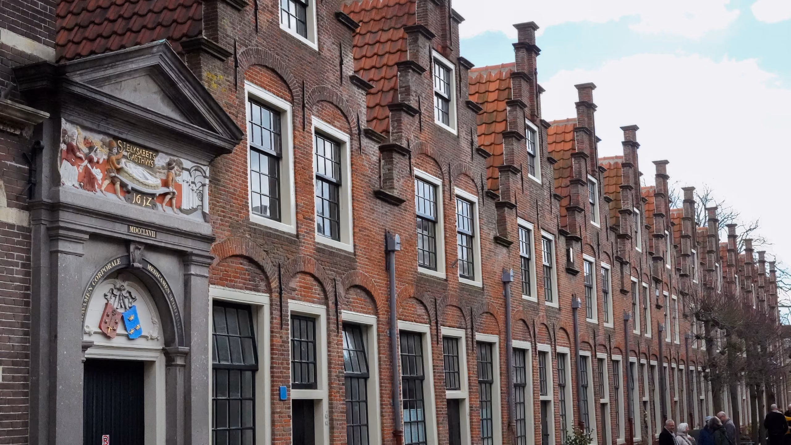 Rij historische gevels van de gasthuishofjes in Haarlem