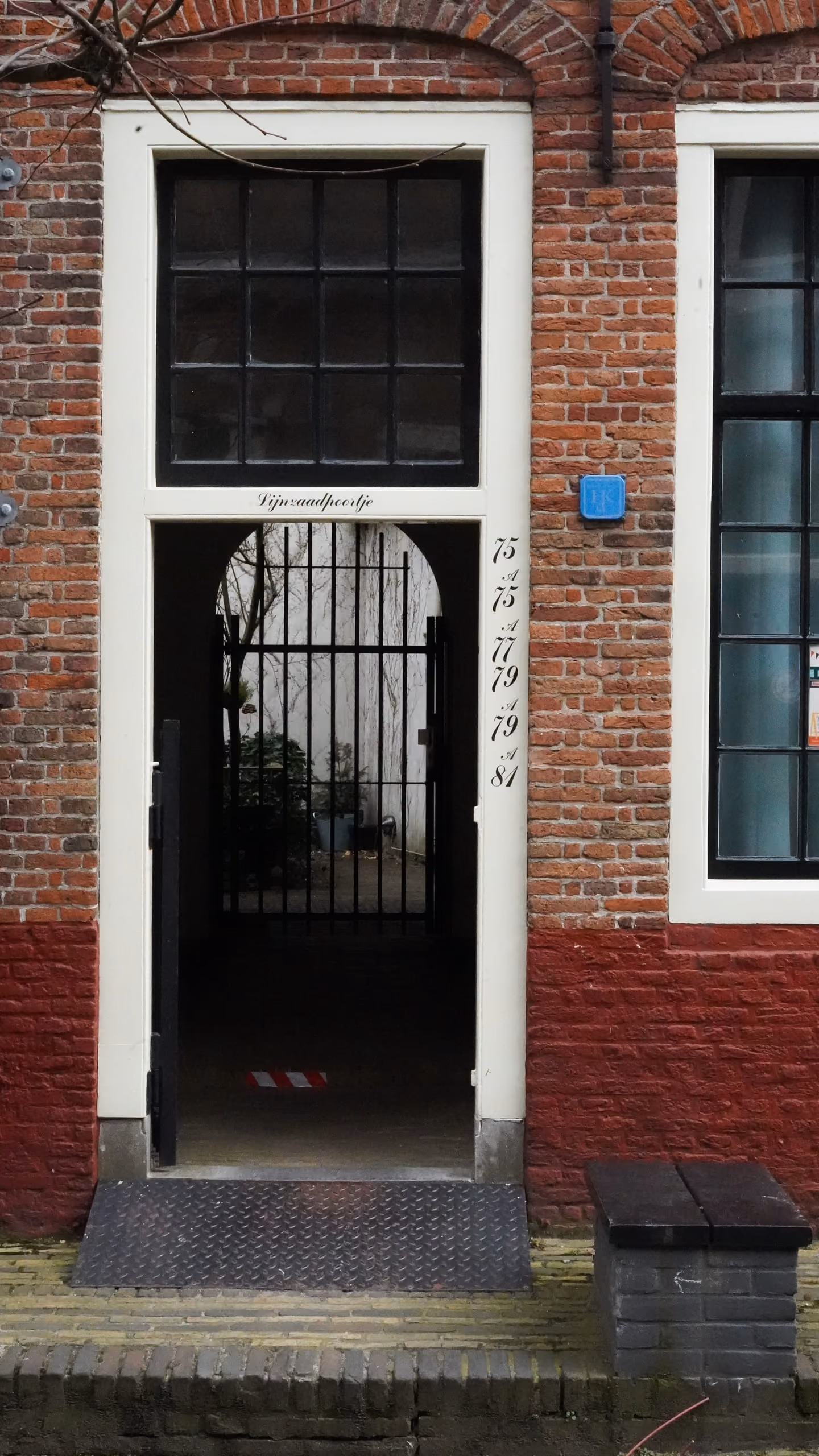 Sierlijke toegangspoort van een Haarlems hofje
