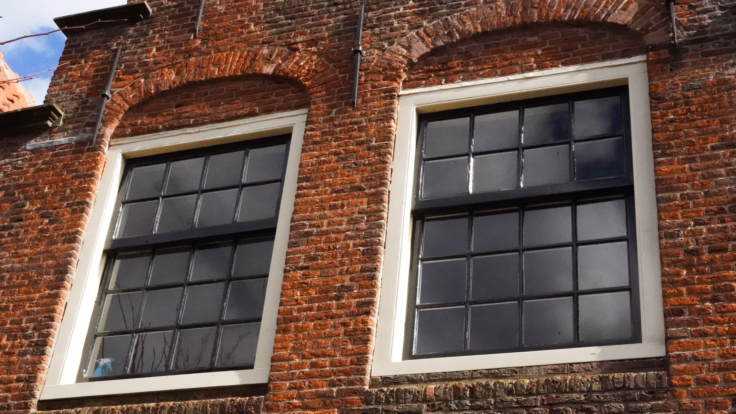 Detail van geschilderde schuiframen in een Haarlemse gevel