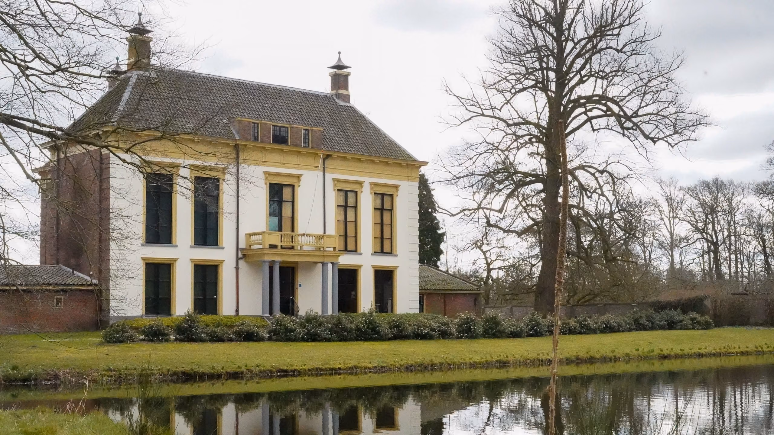 Buitenplaats Nijenburg in Heiloo, weerspiegeld in het water