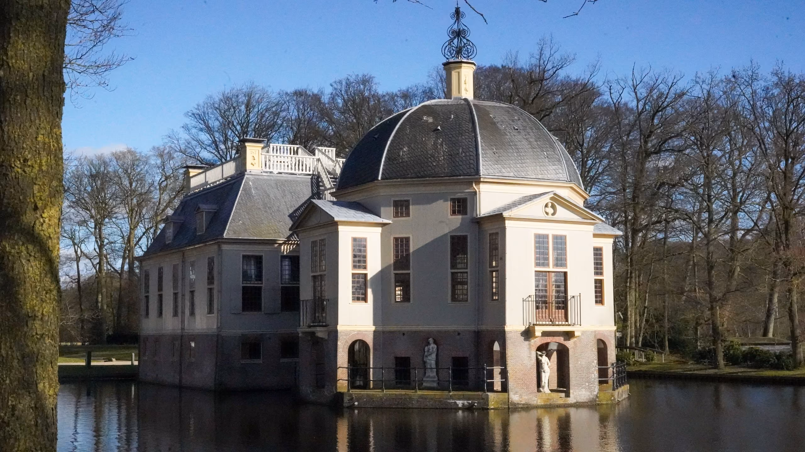 Buitenplaats Huis Trompenburgh met koepeldak, weerspiegeld in het water